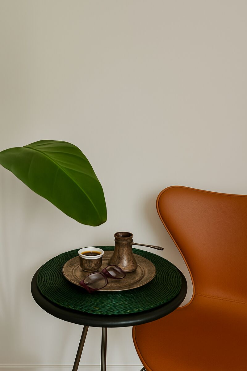 Bosnisk kaffeservering stylet med varme materialer