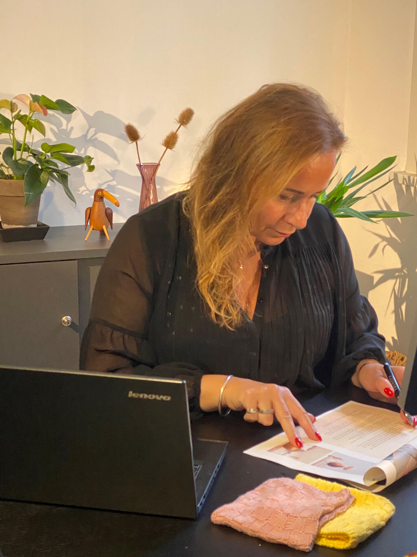 Maja fra Maja Homestyling i arbejde med styling af et hjem